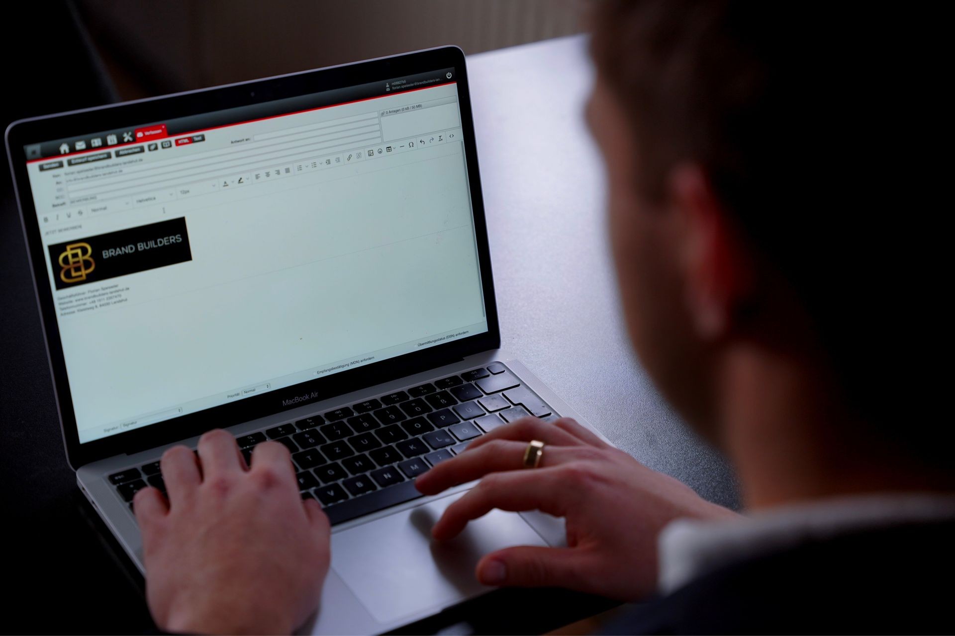 Florian Speiseder als Geschäftsführer von Brand Builders Landshut schaut seine Emails an