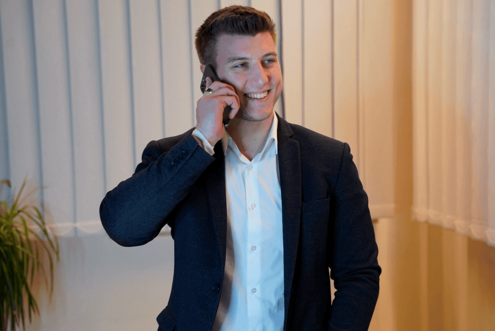 Florian Speiseder als Geschäftsführer von Brand Builders Landshut telefoniert mit seinen Kunden